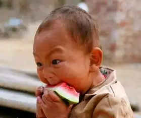 搞笑gif图姑娘,你藏的地方别人肯定找不到