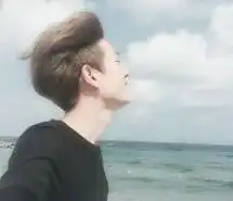 头像男生侧脸微笑海边小清新微信头像图片大全