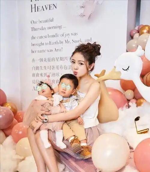 安以轩为儿子办生日宴,一家四口同框画面温馨,意外曝光豪宅内部