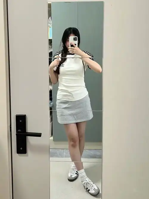 jennie带火的韩式辣妹穿搭阿迪短袖短裙,普通女生都跟风