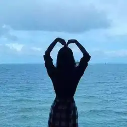 情侣头像因为是对的人,走路真的来不及