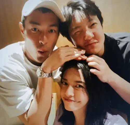 高露新自拍撞脸超模,穿原谅色上衣气质高雅,胳膊还没安全带粗