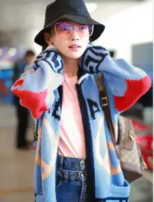 吴谨言身穿天蓝色卡通印花毛衣现身机场打扮时尚俏皮暴露少女心