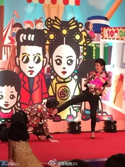 孙俪邓超为女儿办百日宴一家四口幸福满溢