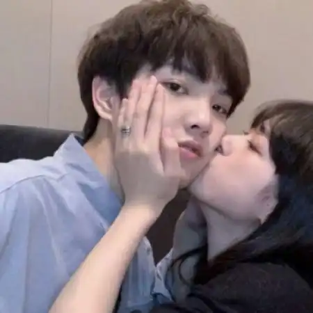 2020校园风甜美秀恩爱情侣头像一男一女