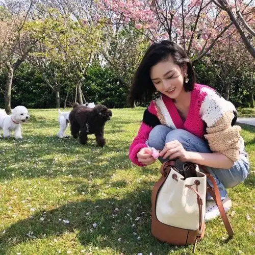 小哪吒宋祖儿,镂空针织衫搭配牛仔裤,教你度假风怎么穿