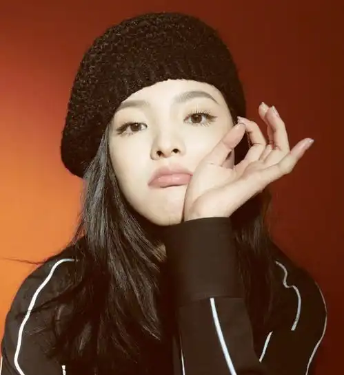 章若楠是氧气美女,一脸淡妆拍杂志,美得清新脱俗