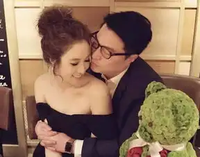 徐子淇红色连衣裙参加聚会,高贵气质眼压众人,身材依旧很性感