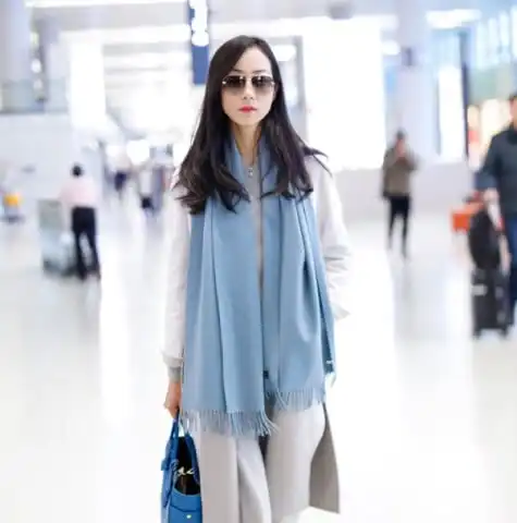 这是高冷女神韩雪挑染了几缕紫色的秀发,自带几分时尚不羁范