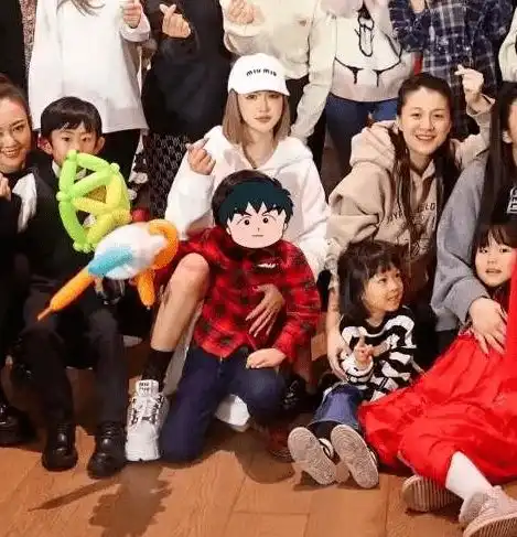 baby带儿子参加生日宴,肤白貌美占c位,4岁小海绵潮男范十足