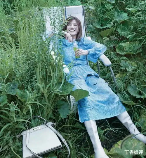 赵薇湿发造型清纯动人,状态自在洒脱,大家熟悉的小燕子回来了
