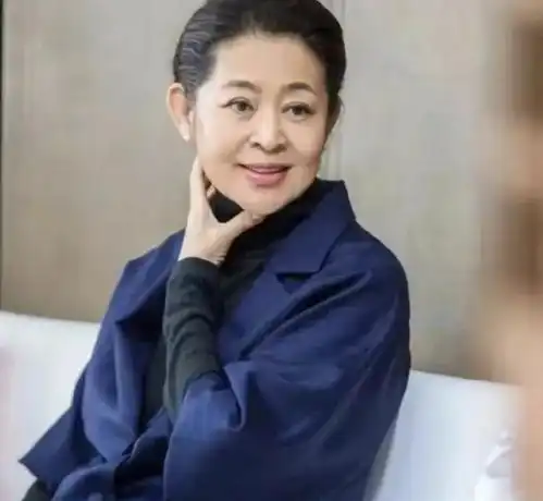 倪萍变化大到认不出脸型瘦削,64岁长得像是30岁