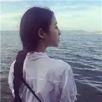 头像面向大海女背景