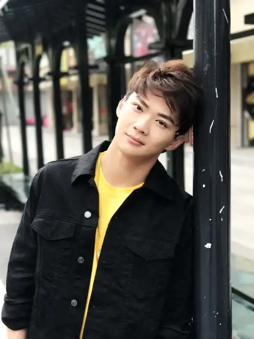 杨博潇街拍曝光暖系男友笑容迷人