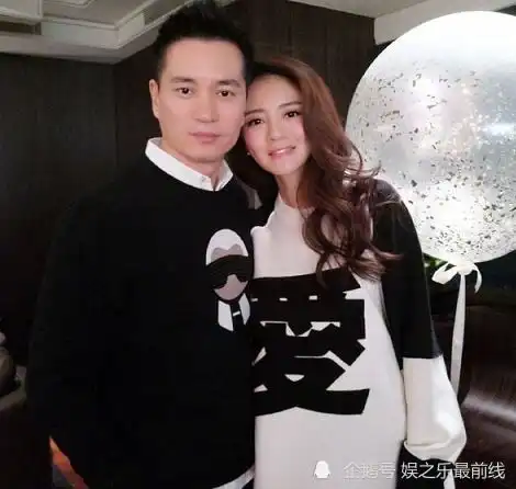 安以轩晒合照,一家四口穿亲子装,画面温馨有爱