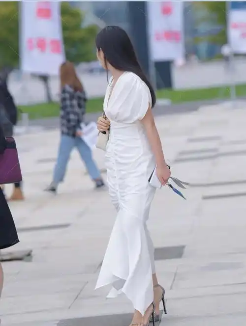 白色连衣裙搭配厚底高跟鞋,减龄又撩人,这才是女性该有的气质