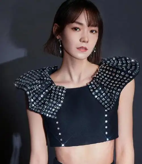 火箭少女同系列海报pk,孟美岐宫廷装扮很禁欲,却输给高级脸的她