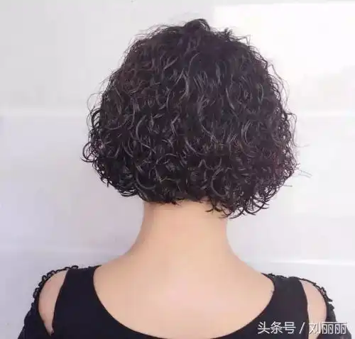春节妈妈这样做发型,一下年轻10多岁,美到不敢认