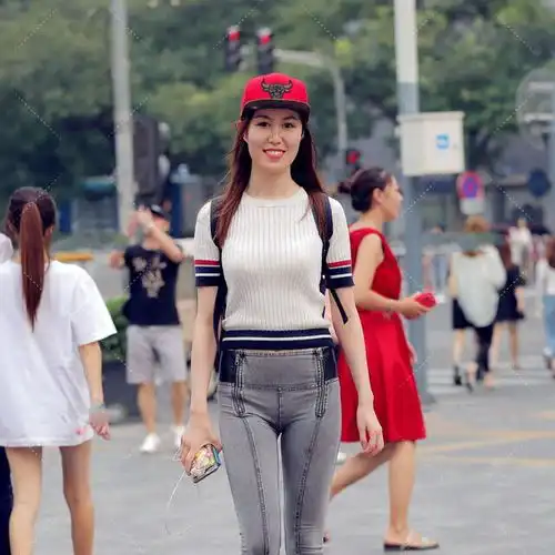 白色针织上衣,搭配灰系牛仔裤,清新温柔