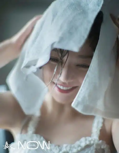 最禁欲系清纯大刊赵薇湿发造型美成灵动少女,笑容甜美胜过初恋