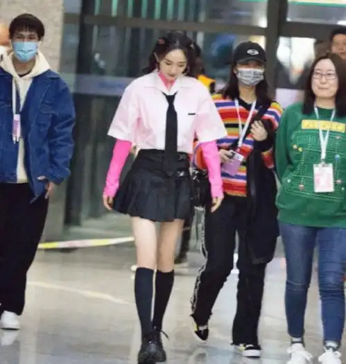 杨幂上班途中被抓拍,粉色甜酷造型太少女,镜头下这腿真实存在