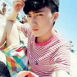 求下面头像的情侣头像越接近越好