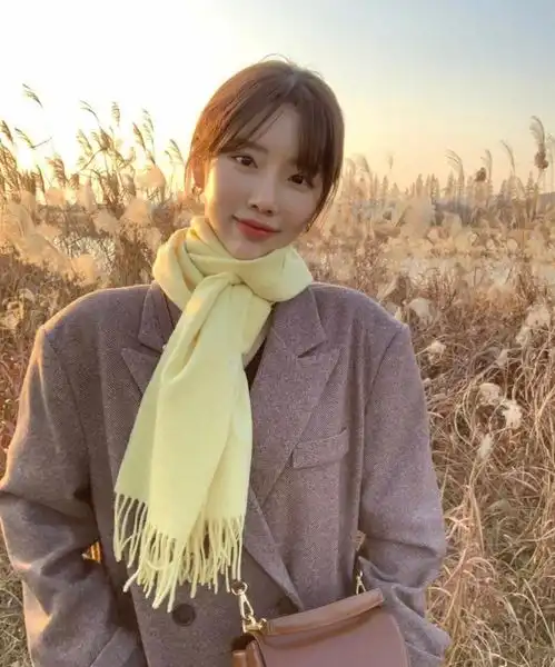 韩国ins时尚博主枣红色针织衫能穿那么好看太喜欢这温柔素雅的气质