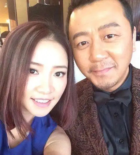 郭涛与妻子近照,李燃幸福地躺在郭涛的臂弯里,看上去很温馨甜蜜