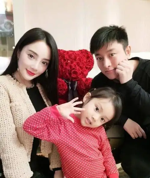 李小璐为闺蜜庆生,超短包臀裙配黑丝袜,帮闺蜜拿蛋糕甜笑状态超好