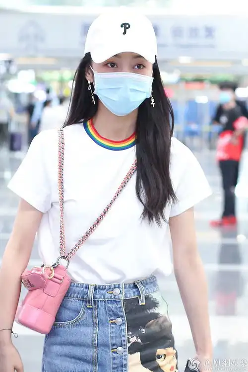 师姐宣璐穿白t印花牛仔裙青春靓丽粉色小包包凸显少女心