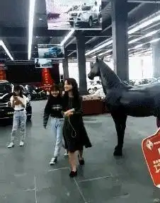 搞笑gif你们领导刚出去,你能过来一下吗