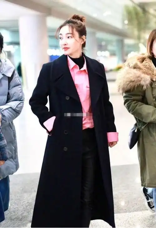 王丽坤男友造型走机场,韩系搭配更简约,就是显得肚子有点凸起