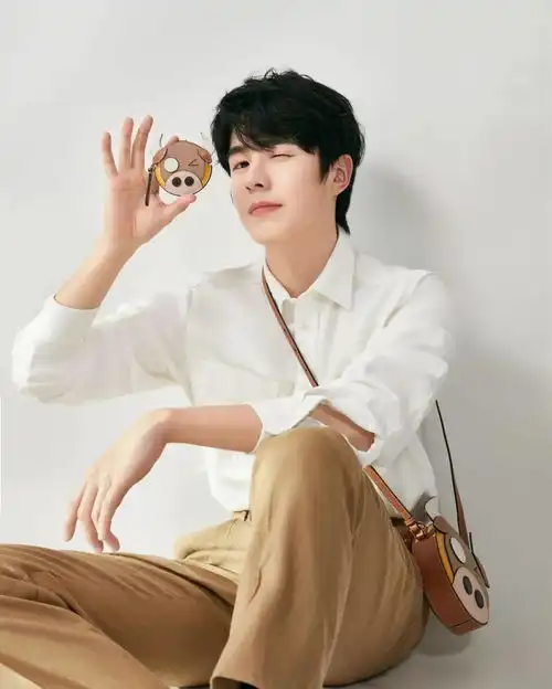 刘昊然许光汉欧阳娜娜提供新年衣橱选择