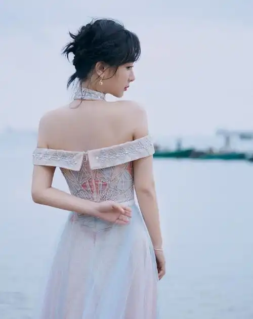 家有儿女长大后的杨紫,美出新高度,穿搭小公主范十足