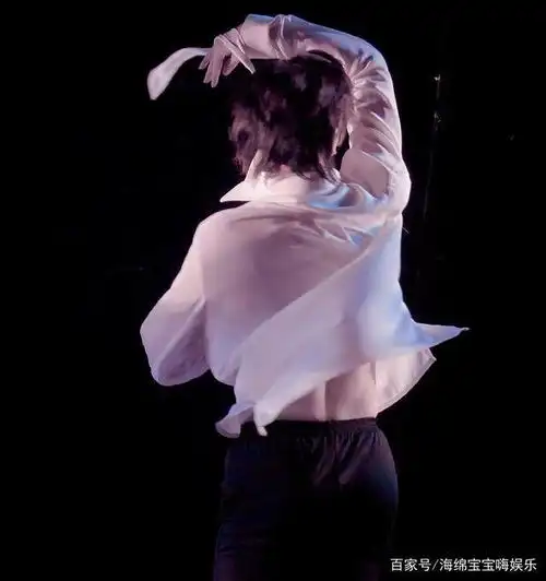 继翘臀之后,杨洋的蚂蚁腰又征服了网友,不愧是冷艳禁欲系男主