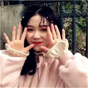 女生头像笑得很灿烂