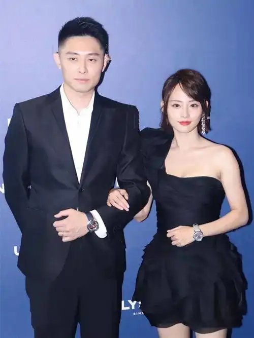 张嘉倪夫妇穿情侣装秀恩爱,买超黑西装帅气干练,张嘉倪精致迷人