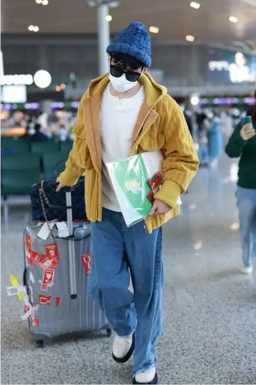 30的井柏然还像阳光男孩,黄色绒面外套配蓝帽,个性新潮