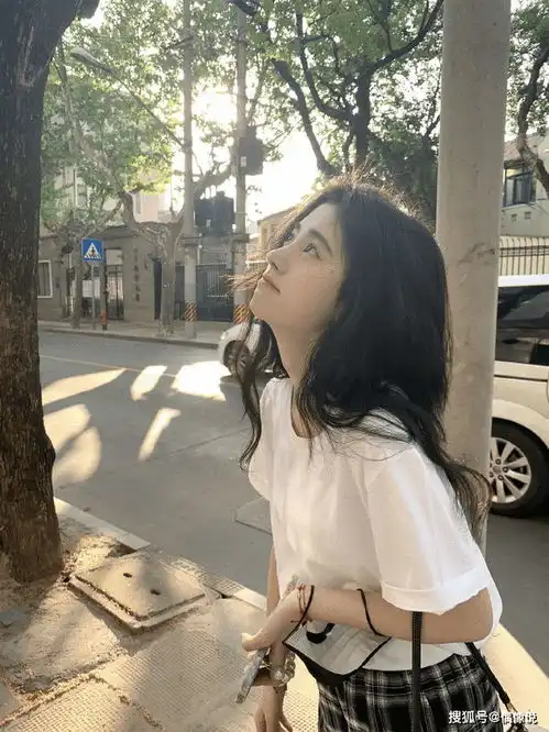 鞠婧祎晒新染的粉色头发穿露背上衣卖萌,像漫画里出来的美少女