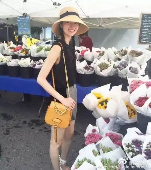 缪缪包包一言不合给大家扔了一枚少女心爆棚的新款