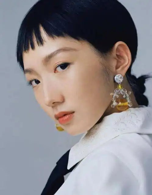 火箭少女孟美岐,长相甜美很会穿,首饰搭配经典时尚被称带货达人