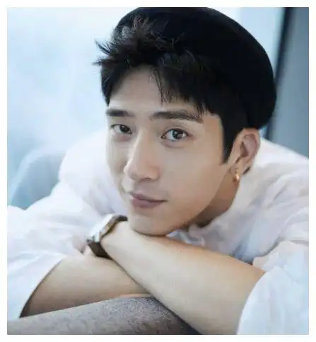 被井柏然迷晕,纯白衬衣搭黑贝雷帽干净白皙,这才是九亿少女的梦