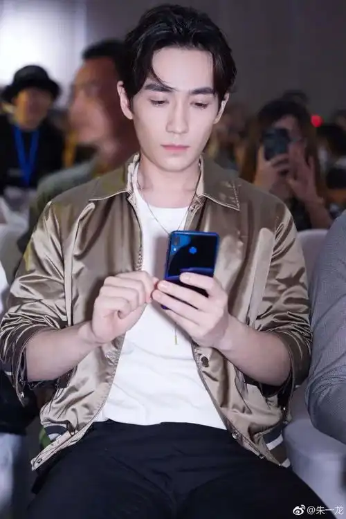 欧莱雅认领朱一龙,引发粉丝狂欢禁欲系的脸果然魅力无穷