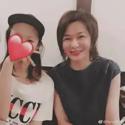 王菲带队,李嫣超豪华闺蜜团刷卡10万买爆款