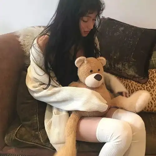 90后冷漠系少女示范极简风穿搭,借鉴她的私服风格绝对不可能撞衫