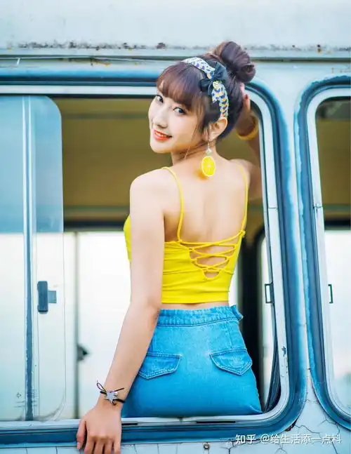 美女黄色吊带背心搭配一条牛仔短裙,时尚又亮眼,宛如花季少女