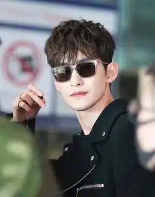 张翰穿黑衣黑裤,凹出霸道总裁范,大长腿吸睛