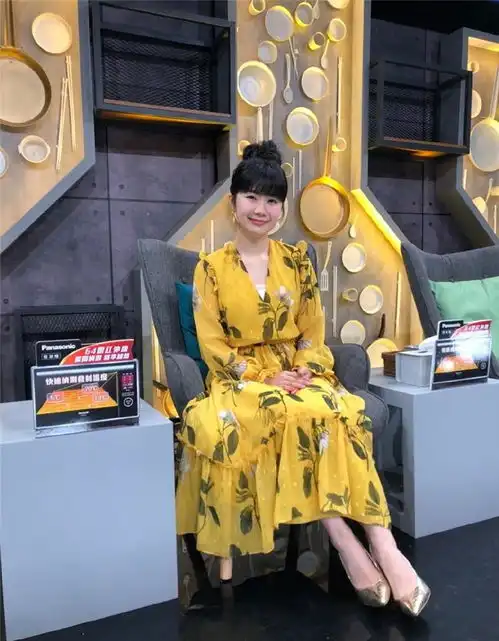 福原爱真的太会穿了,雾霾蓝毛衣配鹅黄色仙女裙,日系风太甜美了