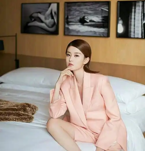 乔欣真的太会穿了,红色西装搭牛仔裤也能时尚又高级