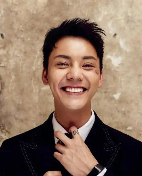 曾是angelababy前男友,因早年参加选秀正式出道,如今也是大红大